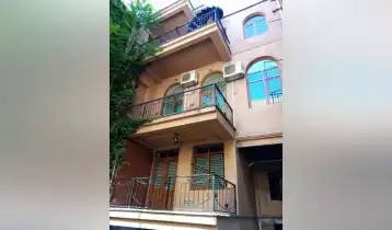 (Auto Translate!) For sale, in Old Tbilisi, 3 floors 196 m2 interior space with 40 m terrace