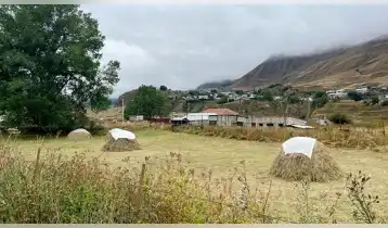 (Auto Translate!) A plot of land is for sale 6 km from Kazbegi in the village of Vardisubani, on the side of the central road, 5 minutes' walk from the Kobi cable car and the new tunnel, communications pass by the plot, access from three sides, suitable for any commercial activity.