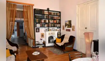 (Auto Translate!) In Sololak, on Asatiani Street, a large 3-room apartment with mezzanine, high ceiling, bathroom, in the tourist area, is for sale.