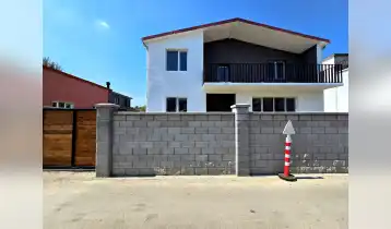 (Auto Translate!) A 2-storey private house is for sale in the village of Dighomi, on Tsintsadze Street. Newly built, in black frame condition. The first floor is fenced and includes an isolated kitchen-living room, 3 bedrooms, a hall, 1 bathroom and a summer area (9m2). The second floor is in poor condition. All communications are entered. The house is built with energy-efficient materials, the exterior facade is fully covered. Metal-plastic windows are inserted, fenced on 3 sides.