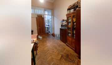 (Auto Translate!) Apartment for sale in Sololak, on the third floor in a historical house. The ceiling is 3.9 m. It is possible to own an attic and build it with a suitable project or make mezzanines. It takes 5 minutes to walk from the metro station.