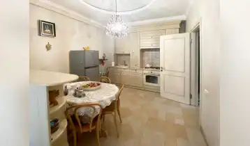 (Auto Translate!) Apartment for sale in a building built by Arsi. On the first floor. Furnished with a closed yard. Furniture and appliances (high first floor). It has a balcony and a separate storage room, for the residents of the first floor, there are gas heaters.