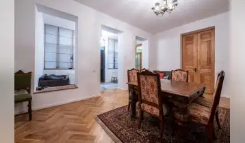 (Auto Translate!) A non-standard apartment with furniture on the 1st floor of a 2-storey house is for sale. Renovated in 2018. The equipment is also updated. There is an oak parquet floor and it is sold with antique furniture.