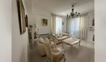 (Auto Translate!) 4-room renovated apartment for sale on E.Mindel with 3 bedrooms, 2 bathrooms, storage room, 2 balconies, beautiful view, built-in furniture and appliances.