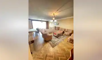 (Auto Translate!) Apartment for sale, on the corner of Fanaskertel and Bakhtrioni Streets, in the first entrance, with a view of the Hippodrome. All rooms have perfect lighting, the house is sunny and warm. The area of ​​the living room is 50 square meters. The large bedroom is 30 square meters, it can easily be converted into a 4-bedroom apartment. From the high floor there is a good, open view of the racecourse. has a basement.