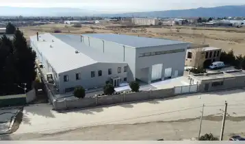 (Auto Translate!) A new classroom warehouse for sale in Tbilisi, in Didi Lilo, at the airport, 900 meters from Kakheti Highway.  Built and renovated to the highest quality, the building is 10.5 meters, total area - 2903 sq.m.  Including 259 sq.m. The office is decorated with furniture and appliances, at least 2600 seats in the building, with a well -equipped and green yard, parking spaces including trailers to stop. The land is 3590 sq.m. The area is fenced with a capital -lit block fence, with all kinds of communication and communications (power, water, gas, internet, phone). The facility is equipped with all the details necessary for the operation of industrial real estate (trailer freight platforms, automatic key doors, slabbaums, hydraulic crane lifts, etc.) Price - $ 2 600,000 equivalent in GEL.