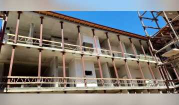 (Auto Translate!) An apartment for sale in an Italian courtyard, a cultural heritage monument. It is currently undergoing complete rehabilitation, it will be handed over in December, completely finished and renovated. The house is a duplex, 77.5 sq.m. and an additional attic of 85 sq.m., living space from the attic - 38 sq.m. and the remaining 45 sq.m. storage space. The house is newly built and uninhabited.