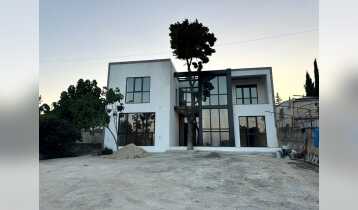 (Auto Translate!) For sale in the most prestigious place in Okrokana, a newly built two-story house of 400 m2 with a yard of 1350 m2! 4 master bedrooms with their own bathrooms, a large living room and a secluded kitchen with a winter garden! The house is in white frame condition, aluminum doors and windows, underfloor heating, all communications are connected to the house! The apartment has a beautiful veranda with views of the entire Tbilisi, there are all kinds of fruit trees in the yard, and there is also the prospect of building a second house!