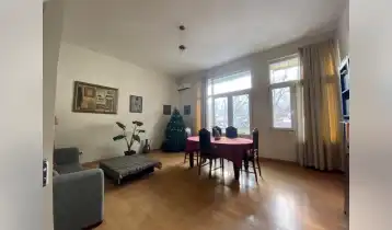 (Auto Translate!) 125 m2. Bright, airy apartment with amazing views, on the 4th floor of a solid 4-story building. 4 rooms, two balconies, two bathrooms. The ceiling height is 4 m. The apartment comes with a registered attic (ceiling height 1.7m).