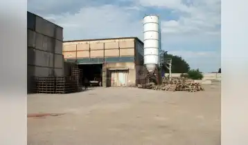 (Auto Translate!) for sale. Non-agricultural plot of land up to 1 hectare. with existing buildings up to 1400 m2. 10 meter ceiling. With communications: electricity 100 kilowatts. water. sewage. The warehouse space is rented out. Building block factory. Inert material processing line. Grind pumice stone. (Drabilkas, transporters). 2 autoloaders (pagrushiki) 3.5 tons. 1 material loader un 53.