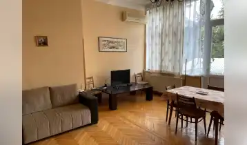 (Auto Translate!) For sale in Paliashvildze on the 4th floor, 100 sq.m. apartment with high ceilings and very bright, there is also an attic, with the owner's right to build, 89 sq.m., the price does not include the attic.