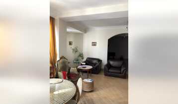 (Auto Translate!) An apartment for sale in Vake, with high-quality renovation, well-equipped entrance hall and yard. Needs minor cosmetic work.