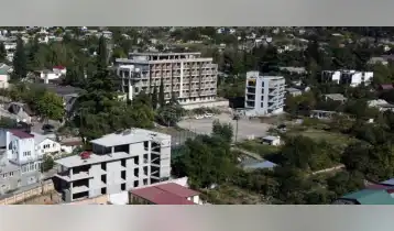 (Auto Translate!) Urgently! An investment housing plot of land is for sale at an affordable price in Avlabari, near the Trinity Cathedral, on Saingilo Street. Construction development is possible with a multi-apartment residential house project of medium intensity.