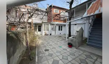 (Auto Translate!) 2-storey house for sale. The house has 2 entrances from different streets and 2 small yards.