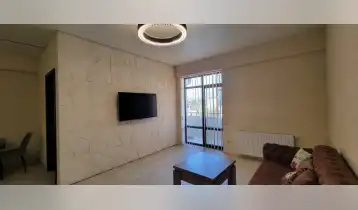 (Auto Translate!) A newly renovated apartment with furniture and appliances is for sale. 1 bedroom with private bathroom and walk-in closet, second bedroom with walk-in closet and 3 bedrooms. Studio type kitchen with storage room. The flooring throughout the house is the highest quality vinyl.