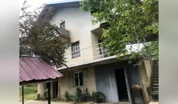 (Auto Translate!) A private house built 30 years ago is for sale in Tabakhmela, in the place of country houses. With large verandas and a yard with fruit trees. The house has two capital garages, along with one open parking space. There is a fireplace on the first floor, an internal staircase and a bathroom (+2 karma) on all three floors. The house is old and renovated.