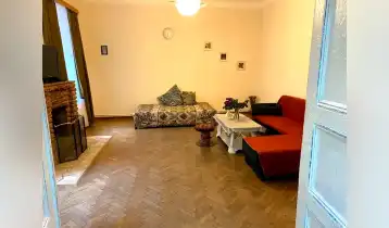 (Auto Translate!) Large 2-room apartment of 63 sq.m. (balconies are not included in this area) in the central and tourist area of ​​Tbilisi, in Old Tbilisi, on Muskhelishvili Street, Sololak. High first floor, high ceiling (3.20cm) with fireplace, central heating, furniture and parking.  with two entrances. One balcony is shared with one neighbor, is old and in need of repair, and the other is only private and secluded. The fireplace works perfectly.  We have a closed inner yard where only our neighbors park cars.   Vault of documents registered.