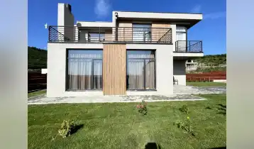 (Auto Translate!) For sale in Lisi area, newly built, newly renovated, with a panoramic view of the city, house 249 sq.m., yard 500 sq.m.  3 bedrooms, 2 bathrooms, laundry room, wardrobe, living room + kitchen. I am the owner.