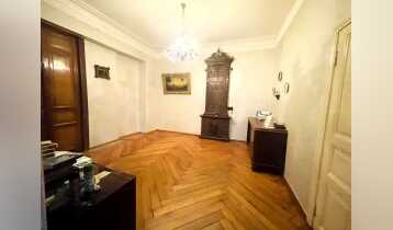 (Auto Translate!) A 2-room apartment with a loggia and a balcony is for sale in Old Tbilisi, specifically in Sololak, in an Italian courtyard.  An ancient fireplace remains in the apartment, which is estimated at $10,000-15,000.