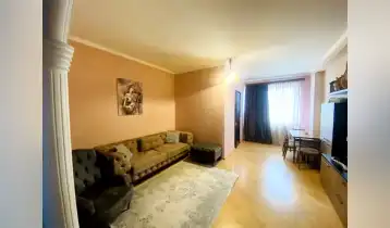 (Auto Translate!) A bright and cozy apartment for sale. The apartment has a large balcony, there is also a separate room for clothes, as well as a kitchen. The apartment has a large hall, wooden doors, beech parquet, Italian granite is laid. It needs cosmetic renovation.