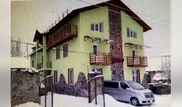 (Auto Translate!) In Bakuriani, on the central road, on Borjomi Street, 500 meters from the park, a well-equipped 22-room hotel, with its inventory, is 701 sq.m, and the building is 779 sq.m.